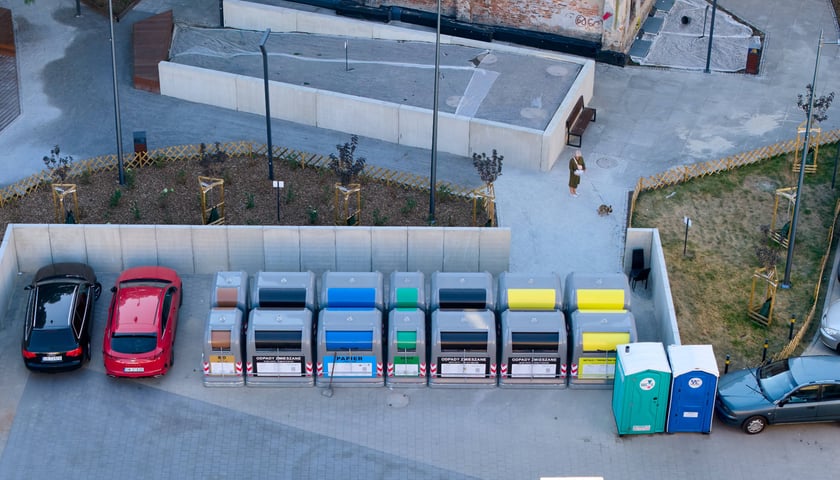 Starą wiatę śmietnikową zastąpiły kontenery systemowe
