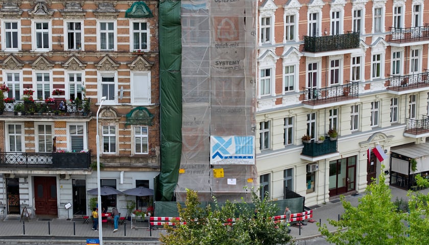 Widok na kamienice na rogu Wrocławczyka i Polaka