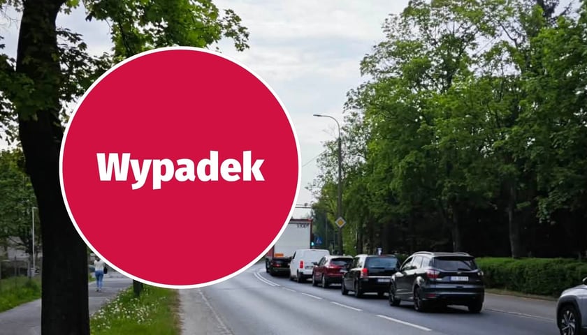 Ilustracja przedstawia drogę, samochody i napis „wypadek” 