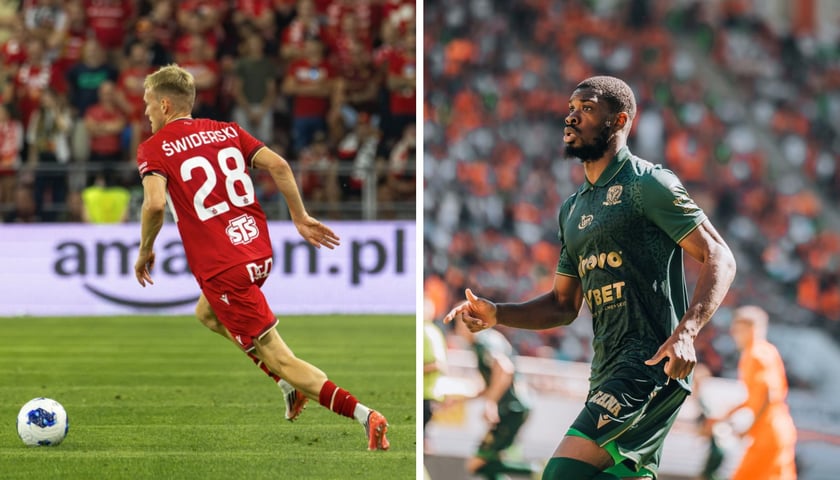 Napastnik Karol Świderski (czerwony strój) z piłką | napastnik Malaly Dembele w zielonym stroju Śląska