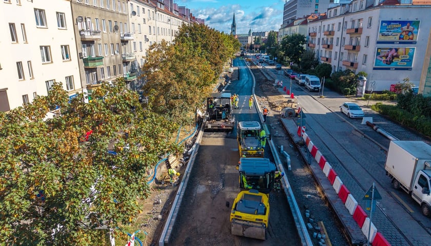 Prace przy przebudowie ulicy Gajowickiej na odcinku od al. Hallera do ul. Zaporoskiej (zdjęcie z 20 sierpnia 2026)