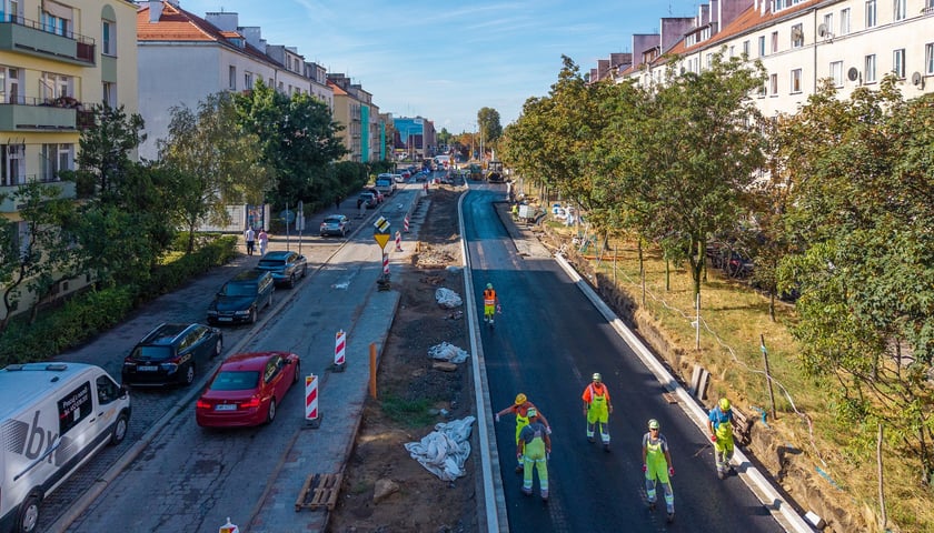 Prace przy przebudowie ulicy Gajowickiej na odcinku od al. Hallera do ul. Zaporoskiej (zdjęcie z 20 sierpnia 2026)
