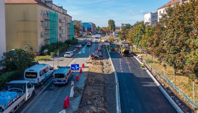 Prace przy przebudowie ulicy Gajowickiej na odcinku od al. Hallera do ul. Zaporoskiej (zdjęcie z 20 sierpnia 2026)