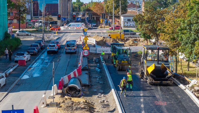 Prace przy przebudowie ulicy Gajowickiej na odcinku od al. Hallera do ul. Zaporoskiej (zdjęcie z 20 sierpnia 2026)