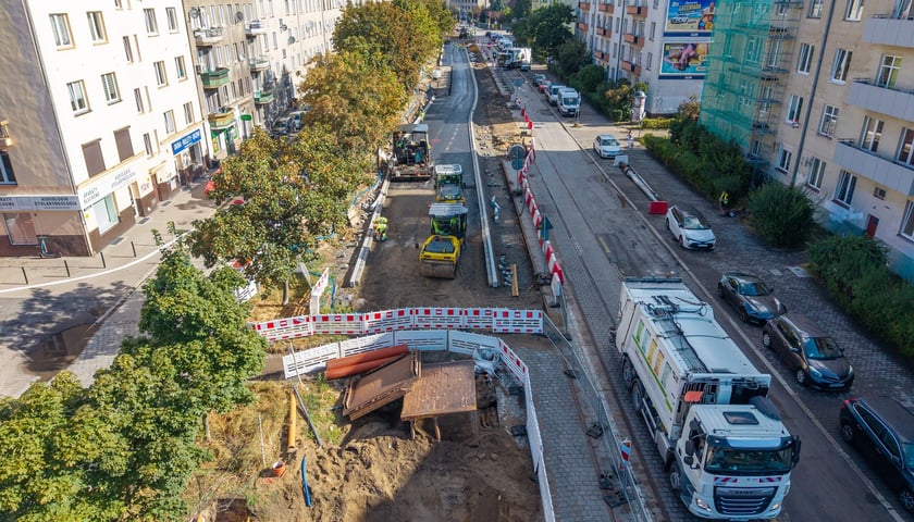 Prace przy przebudowie ulicy Gajowickiej na odcinku od al. Hallera do ul. Zaporoskiej (zdjęcie z 20 sierpnia 2026)
