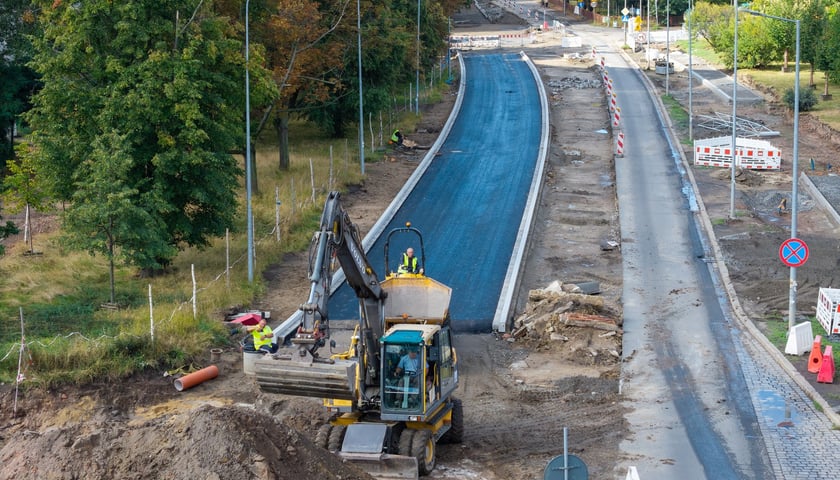 Prace przy przebudowie ulicy Gajowickiej na odcinku od al. Hallera do ul. Zaporoskiej (zdjęcie z 20 sierpnia 2026)