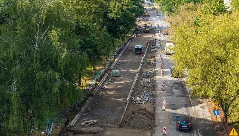 Prace przy przebudowie ulicy Gajowickiej na odcinku od al. Hallera do ul. Zaporoskiej (zdjęcie z 20 sierpnia 2026)