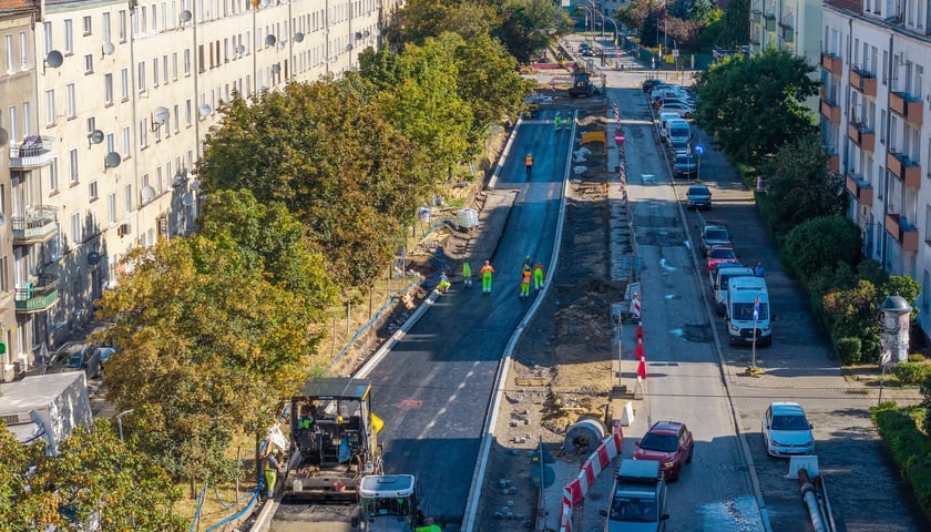 Prace przy przebudowie ulicy Gajowickiej na odcinku od al. Hallera do ul. Zaporoskiej (zdjęcie z 20 sierpnia 2026)