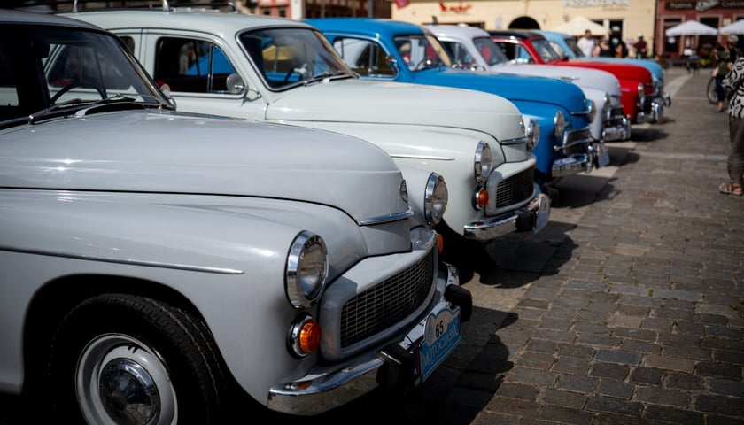 Parada uczestników zlotu MotoClassic Wrocław 2026. Prezentacja zabytkowych samochodów na Rynku we Wrocławiu, 21.08.2026 r.