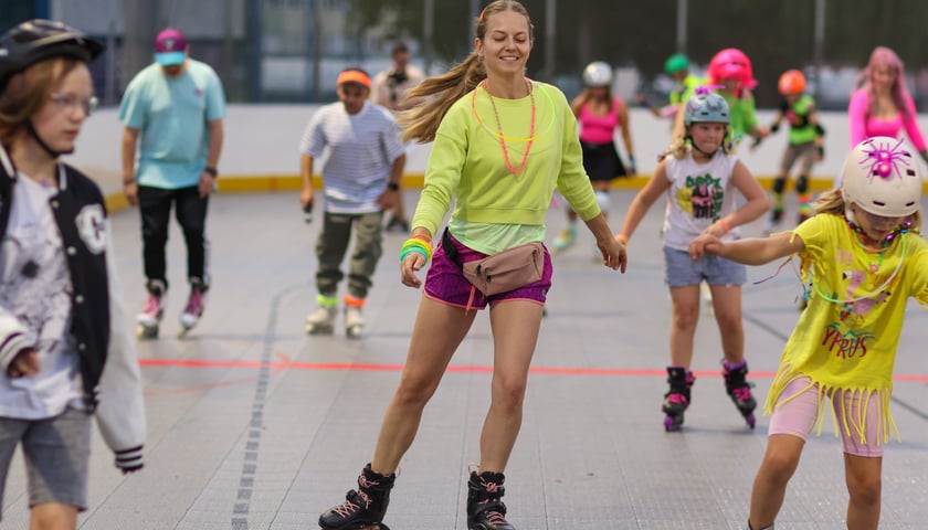 Uczestnicy zabawy Night Skate w MCS, 21.08