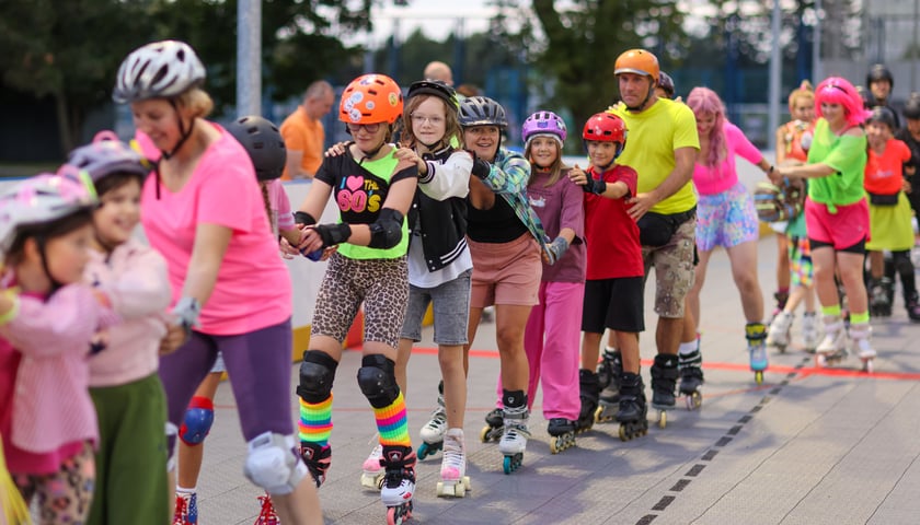 Uczestnicy zabawy Night Skate w MCS, 21.08