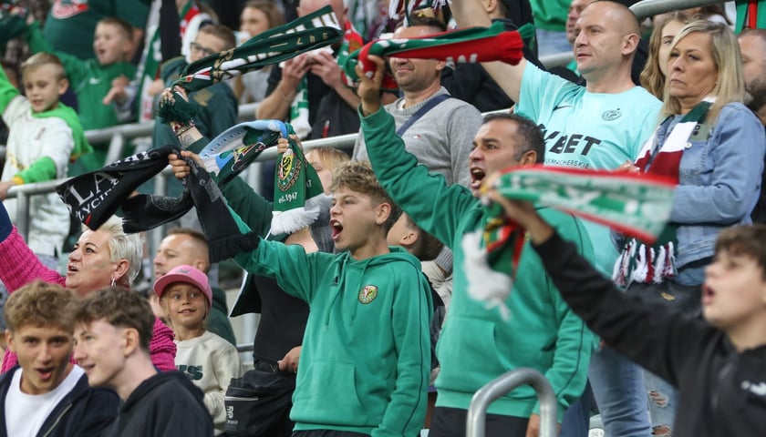 Kobiety, mężczyźni i dzieci. Kibice na meczu Śląsk Wrocław – Widzew Łódź, 22.08.2026 r.