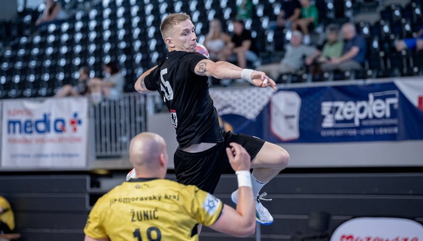 Marek Marciniak ze Śląska z piłką w ataku na bramkę czeskiej drużyny Handball Brno.