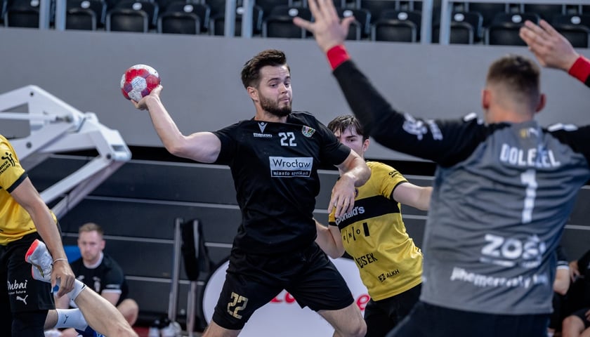 Vlad Parovinchak ze Śląska z piłką w sparingu z Handball Brno