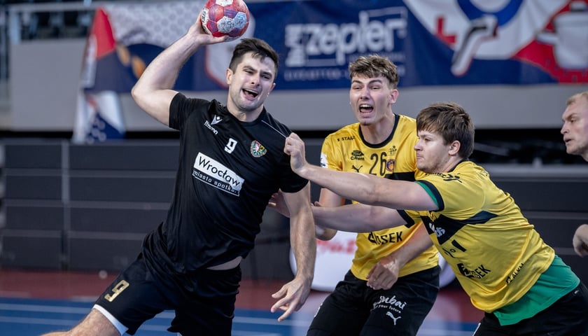 Patryk Niedzielenko ze Śląska Wrocław z piłką w ataku na bramkę Handball Brno w sparingu przed startem Superligi.