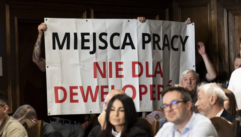 <p>Sesja Rady Miejskiej Wrocławia, 24.08.2026. Na sesji pojawili się mieszkańcy z transparentami.</p>