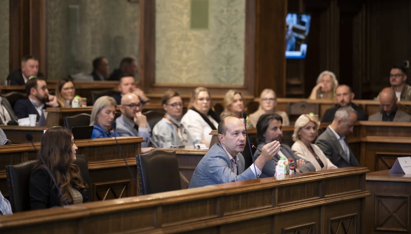 <p>Sesja Rady Miejskiej Wrocławia, 24.08.2026. Przy mikrofonie radny Łukasz Kasztelowicz.</p>