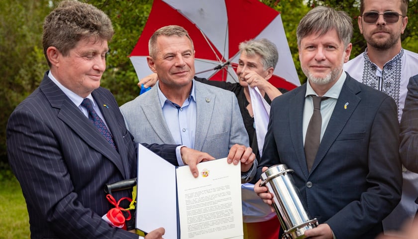 <p>Ryszard Kessler, Artur Jurkowski i Taras Tokarskyi, zakładanie Skweru Przyjaźni Polsko-Ukraińskiej, 24 sierpnia 2026</p>