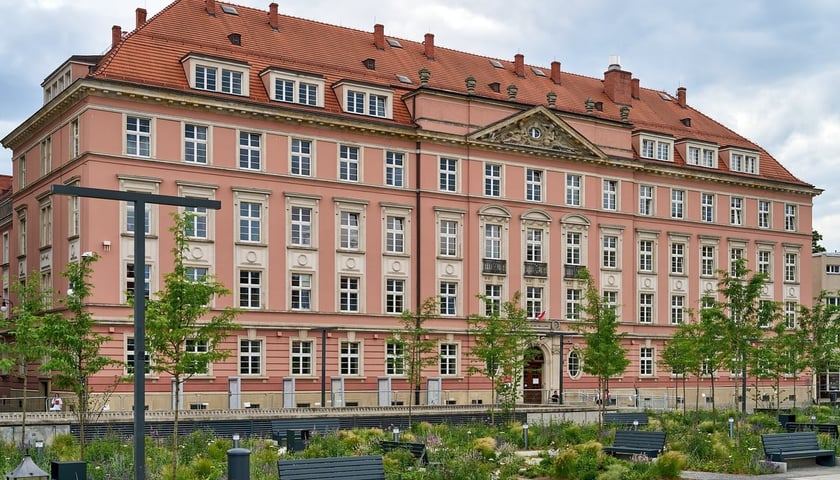 Budynek Urzędu Miejskiego Wrocławia przy placu Nowy Targ, zdjęcie archiwalne z 2024 roku, ilustracyjne.