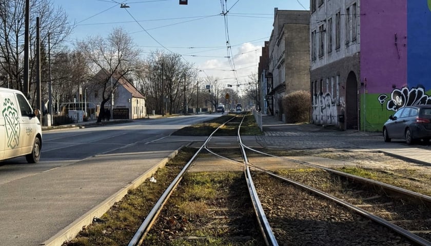 archiwalne zdjęcie torowiska i chodnika przy kamienicy (po prawej stronie) przeznaczonej do wyburzenia