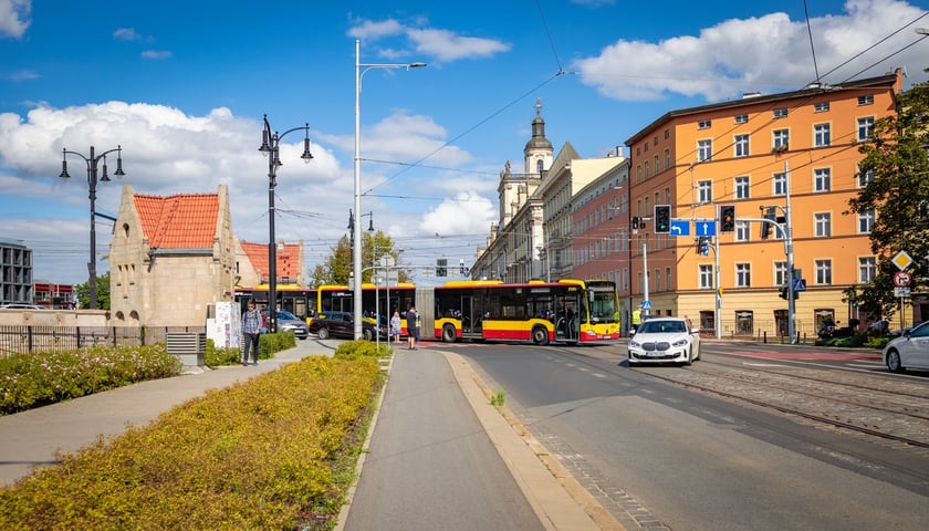 Kolizja samochodu osobowego i autobusu miejskiego