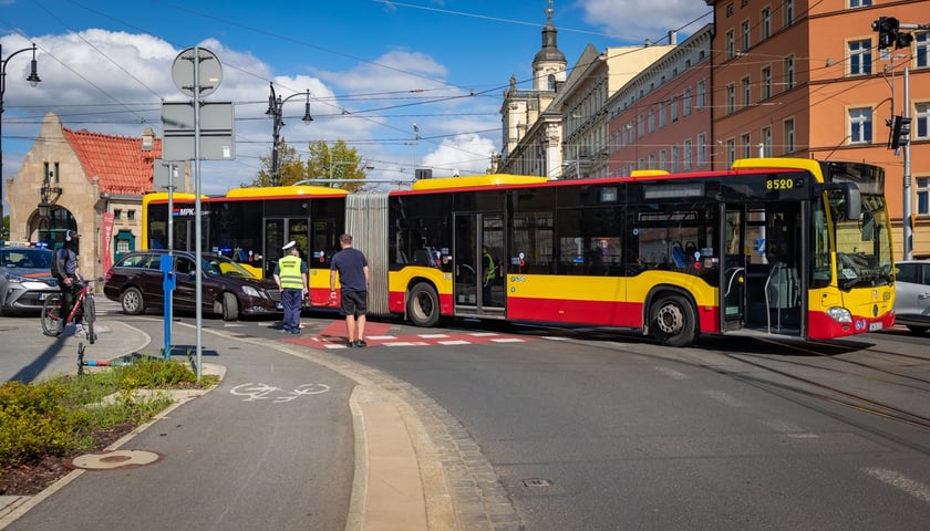 Kolizja samochodu osobowego i autobusu miejskiego