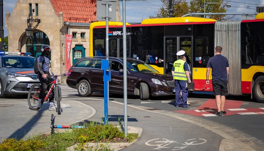 Kolizja samochodu osobowego i autobusu miejskiego