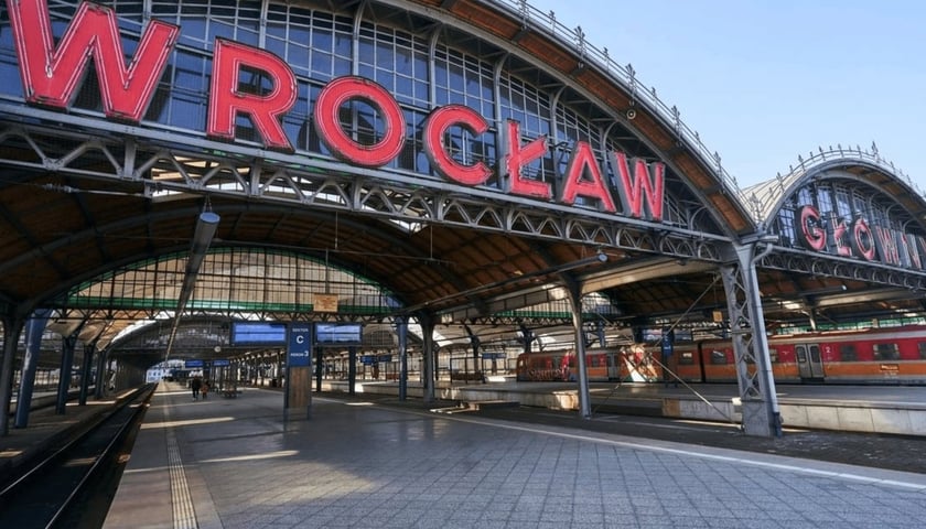 zdjęcie ilustracyjne: napis "Wrocław Główny" nad wjazdem na stację kolejową we Wrocławiu