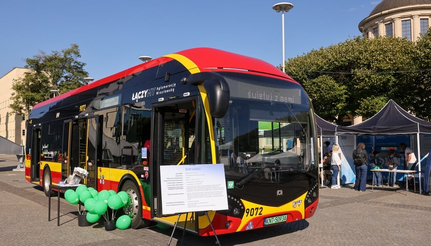 Archiwalne zdjęcie z Pikniku Aglomeracyjnego w 2025 r. Na zdjęciu autobus na pikniki aglomeracyjnym