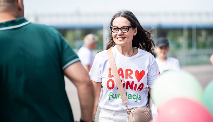 Aneta (mama Piotrka), odsłonięcie figurki Otinia przy Stadionie Tarczyński Arena, 25 sierpnia 2026