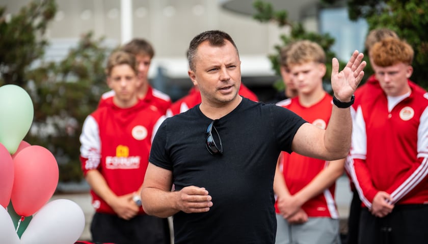 Marcin Krawczyk, odsłonięcie figurki Otinia przy Stadionie Tarczyński Arena, 25 sierpnia 2026