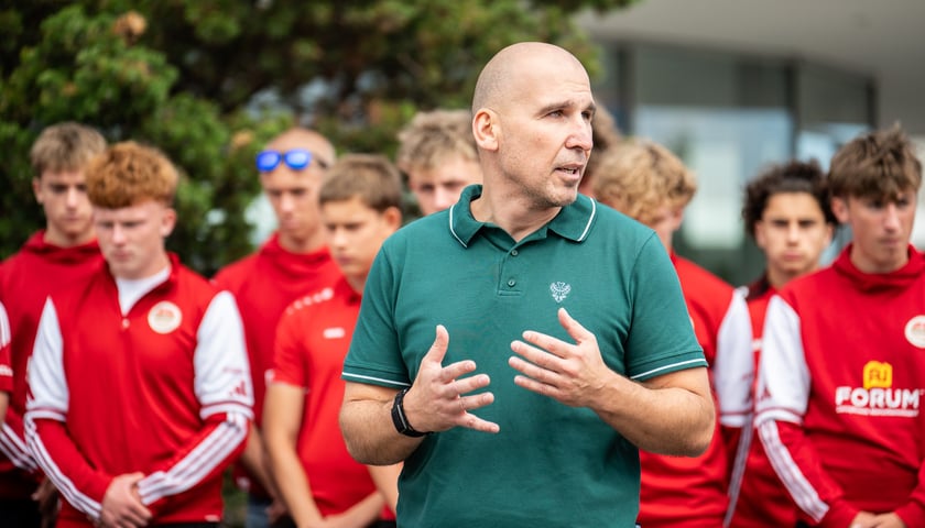 Szymon Mikołajczak, odsłonięcie figurki Otinia przy Stadionie Tarczyński Arena, 25 sierpnia 2026