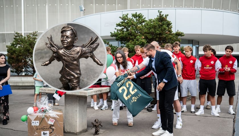 Odsłonięcie figurki Otinia przy Stadionie Tarczyński Arena, 25 sierpnia 2026