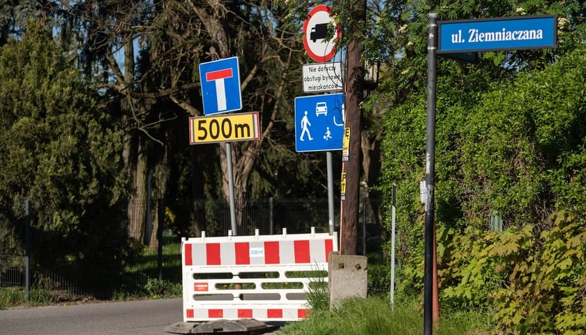 Skrzyżowanie ulic Ziemniaczanej i Boiskowej na Brochowie ze zmienioną organizacją ruchu spowodowaną remontem wiaduktów na ul. Gazowej.