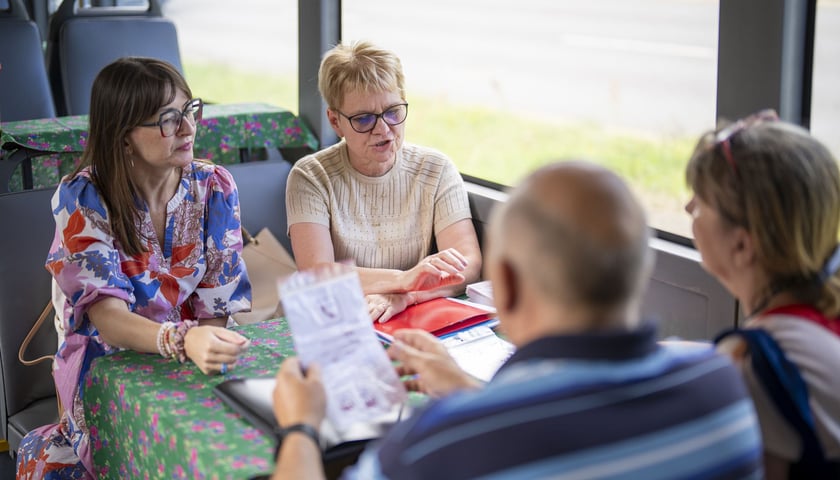 SILVERBUS - pierwszy przystanek 2 edycji, Park &Ride „Wzgórze Andersa” niedaleko Uniwersytetu Ekonomicznego. Na zdjęciu mężczyzna i kobieta rozmawiają z przedstawicielkami MOPS.