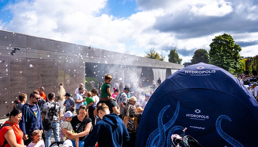 Rodzinny piknik pełen atrakcji we wrocławskim Hydropolis, poprzednia edycja. Na zdjęciu zadowoleni, bawiący się uczestnicy (zdjęcie archiwalne)