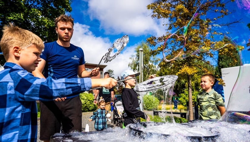 Rodzinny piknik pełen atrakcji we wrocławskim Hydropolis, poprzednia edycja. Na zdjęciu zadowoleni, bawiący się uczestnicy (zdjęcie archiwalne)
