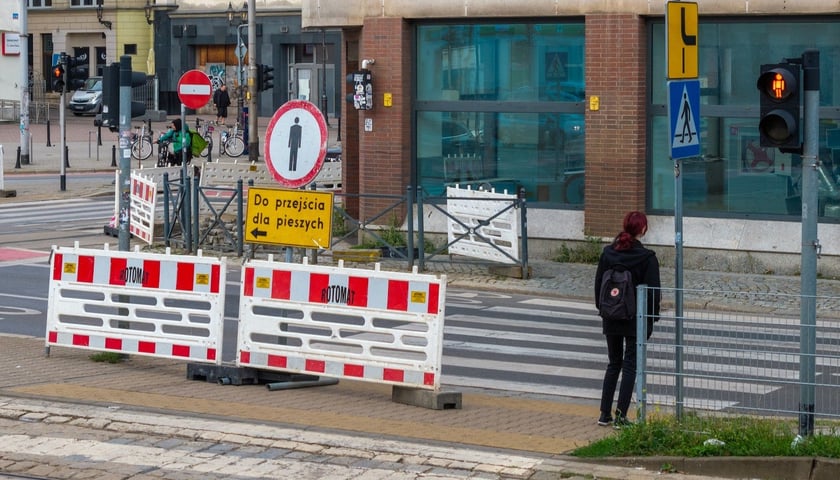 Chwilowe zmiany na ulicy Ruskiej odczuwają pasażerowie tramwajów i piesi. Na zdjęciu zmieniona organizacja ruchu pieszego. 