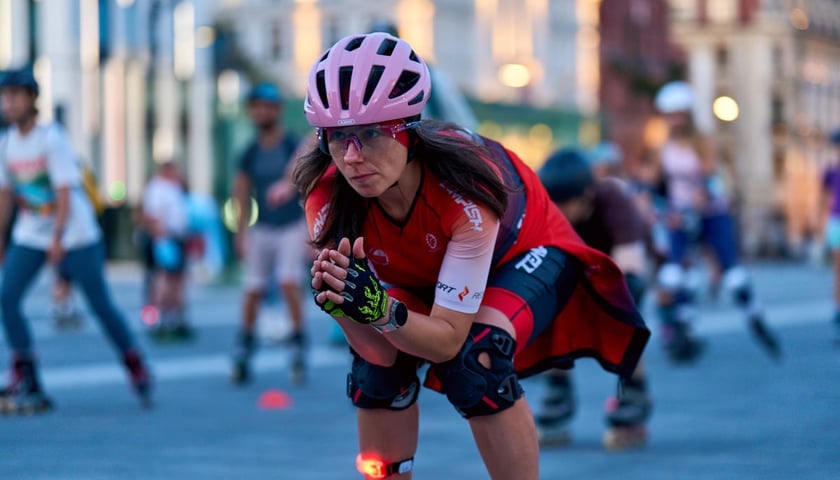 Kobieta w kasku jadąca na rolkach przez Wrocław, 24 sierpnia 2026, druga edycja Nightskating