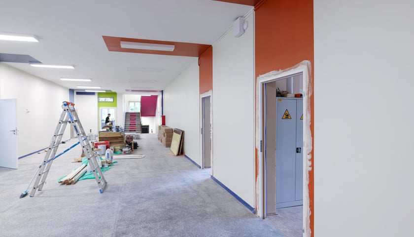 W Szkole Podstawowej nr 91 wyremontowano m.in. korytarze, drzwi do sal oraz sanitariaty