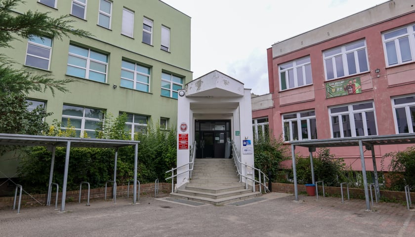 W Szkole Podstawowej nr 91 wyremontowano m.in. korytarze, drzwi do sal oraz sanitariaty