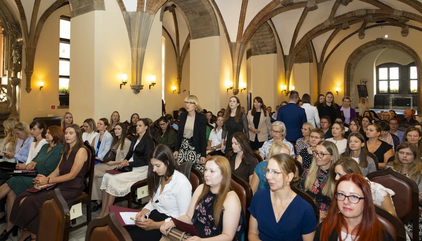 Uroczystość wręczenia aktów na stopień nauczyciela mianowanego we Wrocławiu, 26 sierpnia 2026 z udziałem prezydenta Wrocławia, Jacka Sutryka