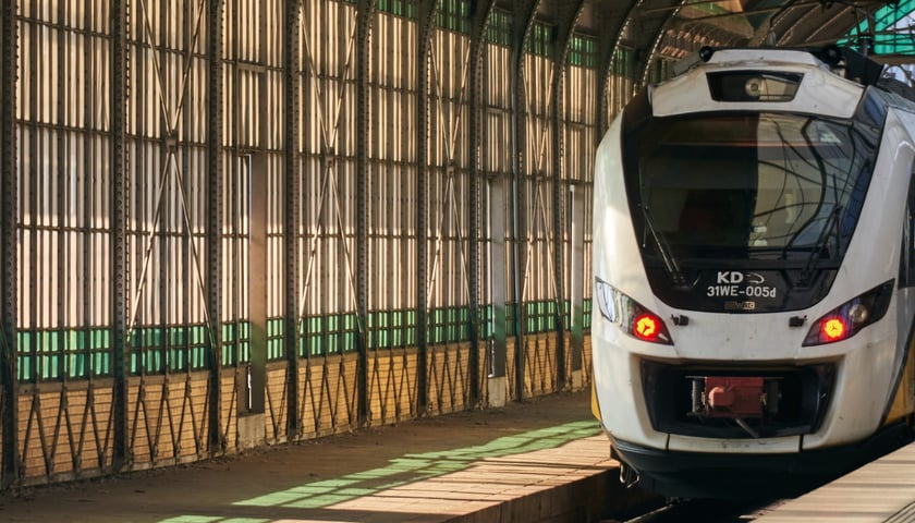 Pociąg Kolei Dolnośląskich na dworcu Wrocław Główny 