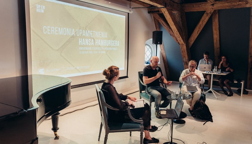 Wmurowanie kamienia pamięci na placu Solnym we Wrocławiu