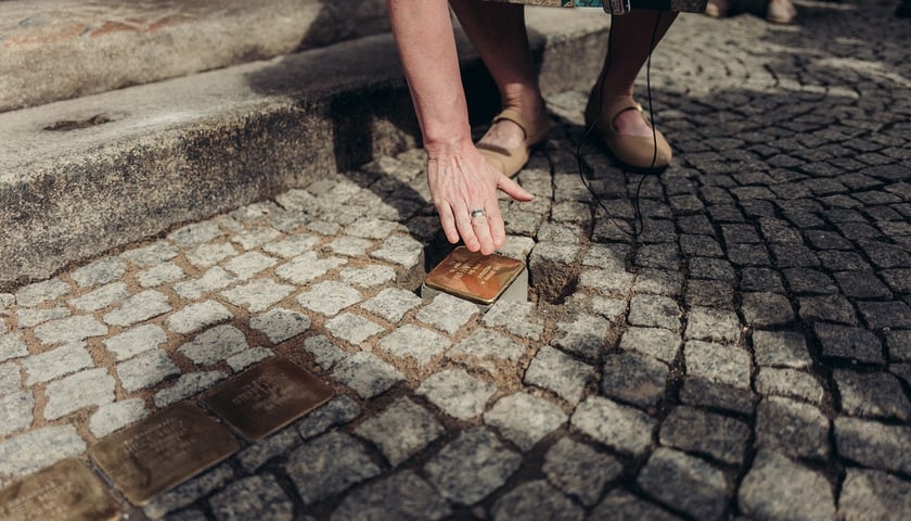 Wmurowanie kamienia pamięci na placu Solnym we Wrocławiu
