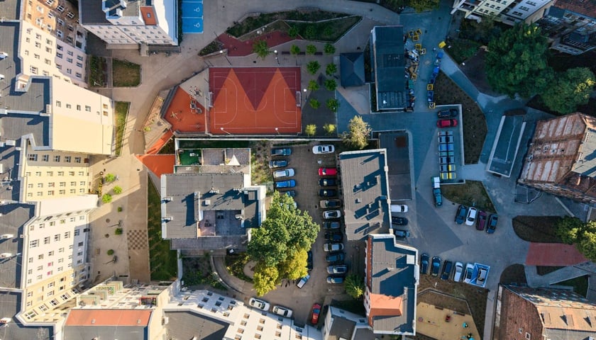 Podwórko Wszystkich Mieszkańców - widok z drona