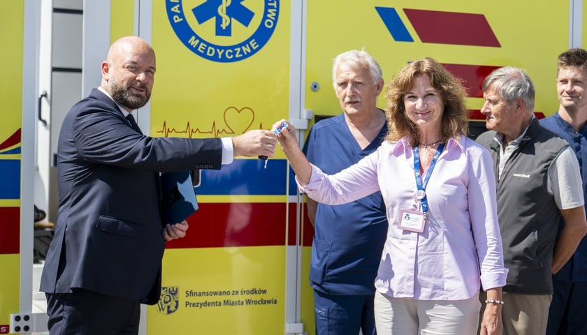 Uroczyste przekazanie nowoczesnej karetki USK