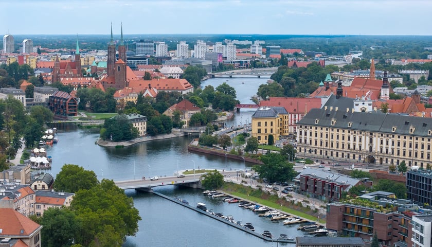 Wrocław - centrum miasta w ujęciu z drona, zdjęcie ilustracyjne.