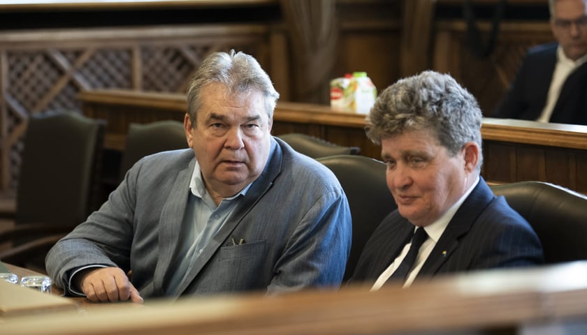 <p>Wiceprezydenci Wrocławia Grzegorz Roman i Ryszard Kessler podczas sesji Rady Miejskiej Wrocławia.</p>