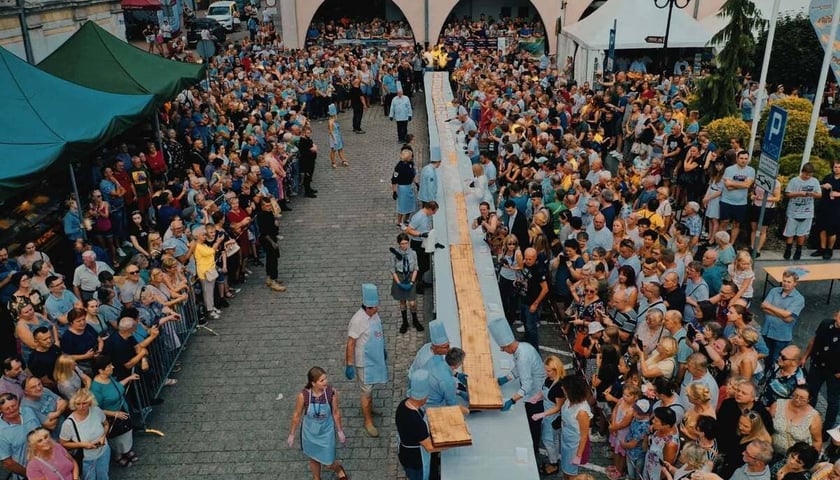 <p>Najdłuższy piernik w Polsce z Jawora. Zdjęcie archiwalne, wykonane podczas jednej z minionych edycji Święta Chleba i Piernika w Jaworze.</p>